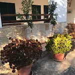 מלון דירות Monica 4*